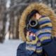 vrouw fotografeert in winterse omgeving