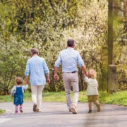 Wandelend senioren stel met kleinkinderen. Meer bewegen in 2024? Jilzi geeft tips