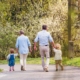 Wandelend senioren stel met kleinkinderen. Meer bewegen in 2024? Jilzi geeft tips